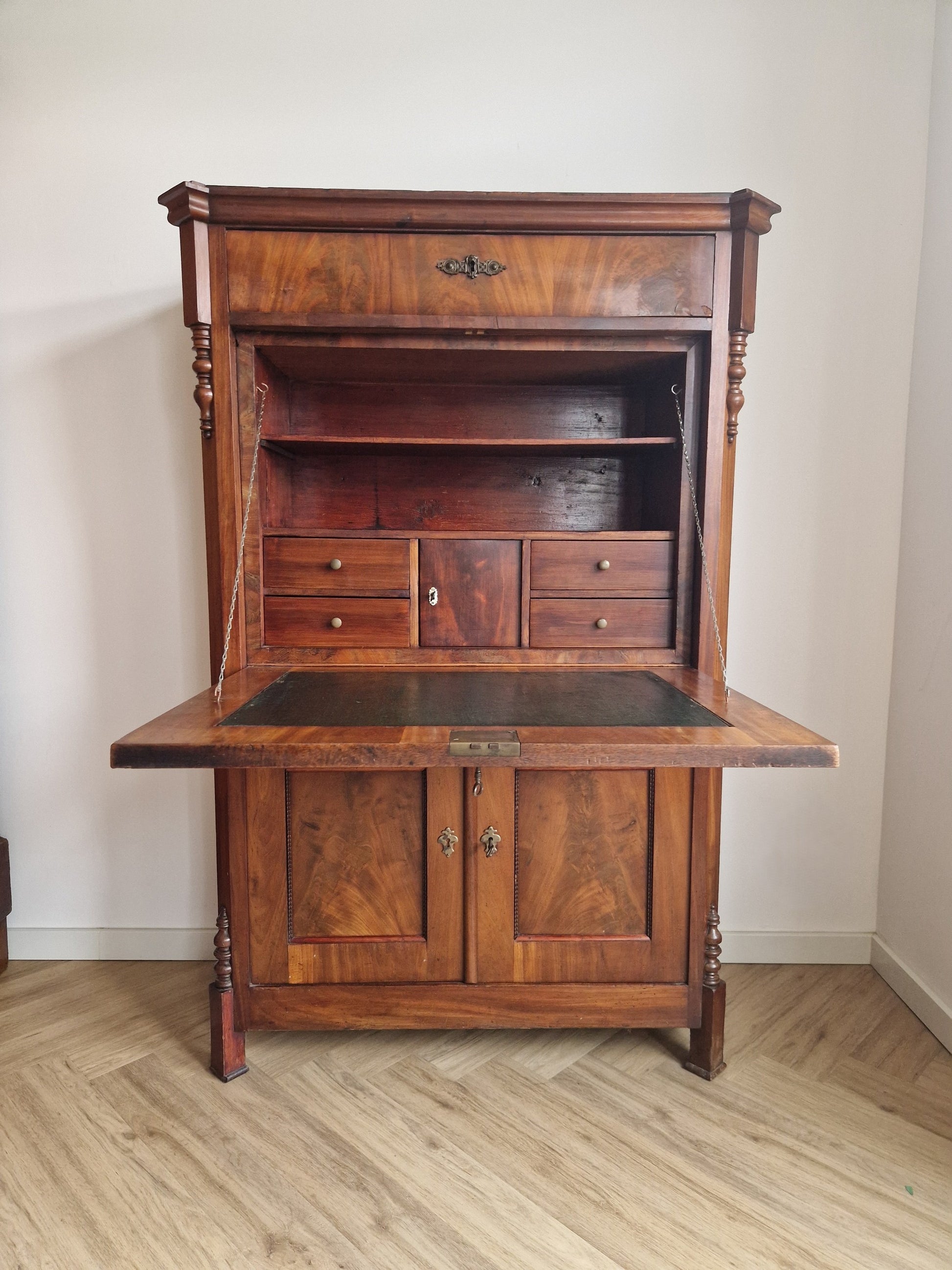 mooie Oude houten Secrétaire met Uitklapbaar Schrijfblad