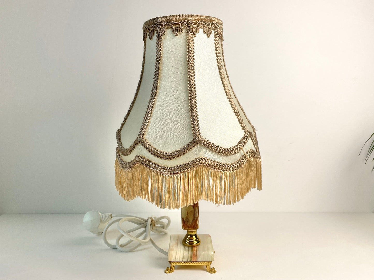 Marmeren tafellamp met messing details en stoffen kap met franjes