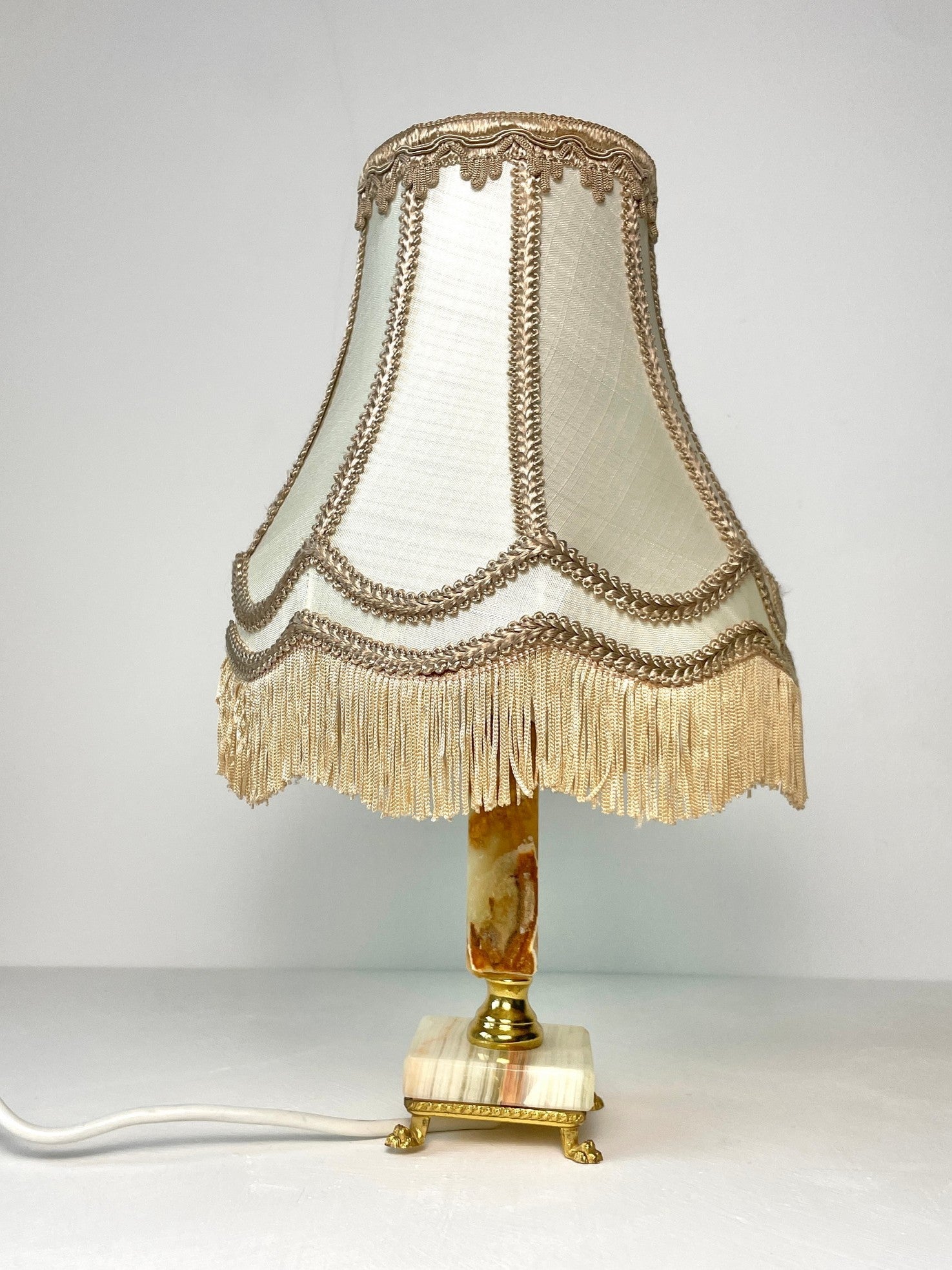 Klassieke tafellamp met marmeren voet en warme tinten – D’Antan collectie