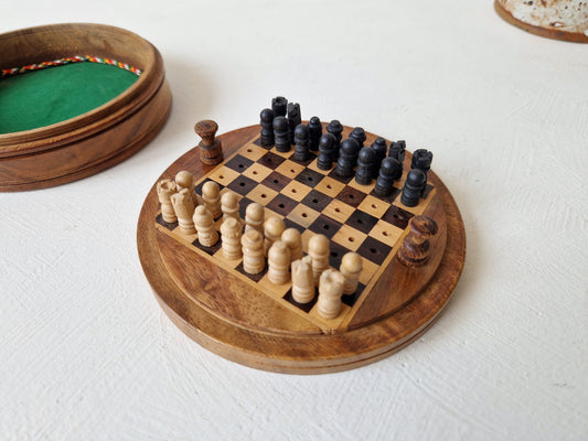 Compleet houten reisschaakspel uit India