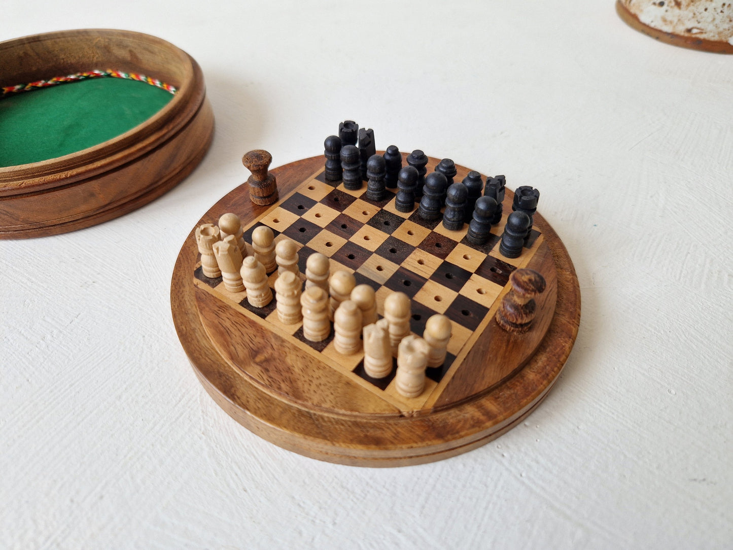 Compleet houten reisschaakspel uit India