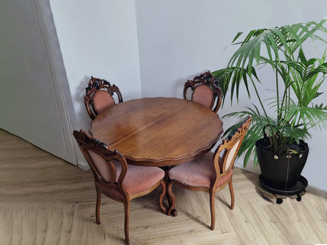 Antieke eettafel plus vier stoelen