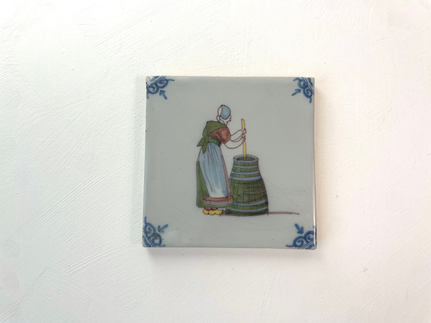 Makkum Tichelaar tegel, circa 1960, onderdeel van Tegelberoepen-serie.