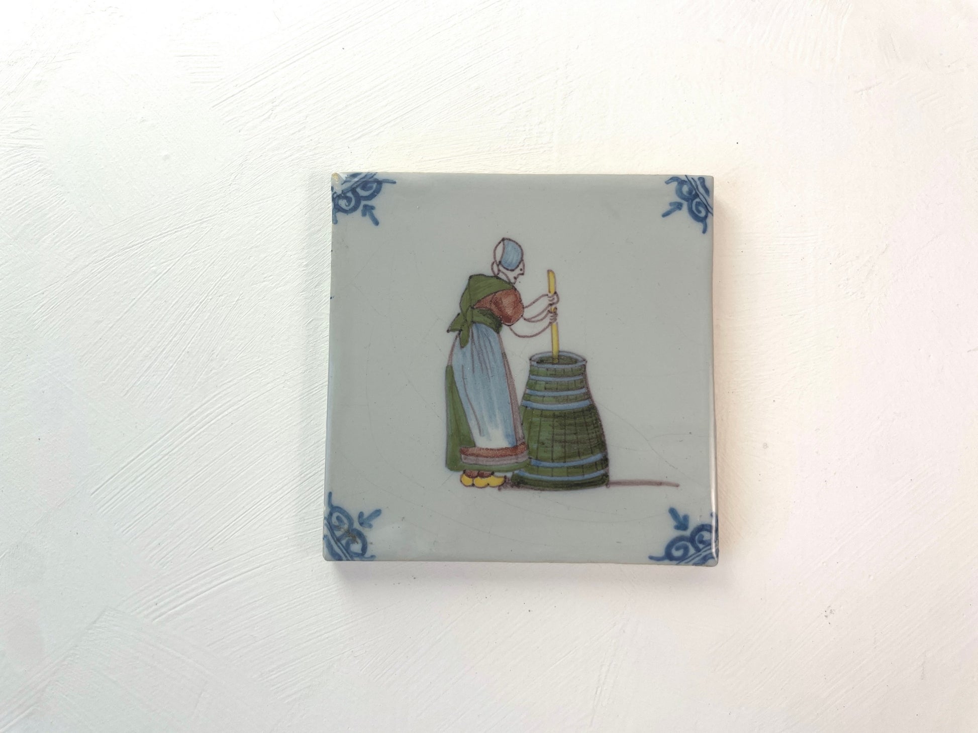 Makkum Tichelaar tegel, circa 1960, onderdeel van Tegelberoepen-serie.