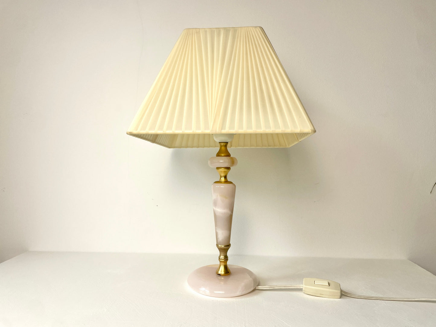 Tafellamp van roze onyx met messing details – vintage jaren 60 lamp bij D’Antan