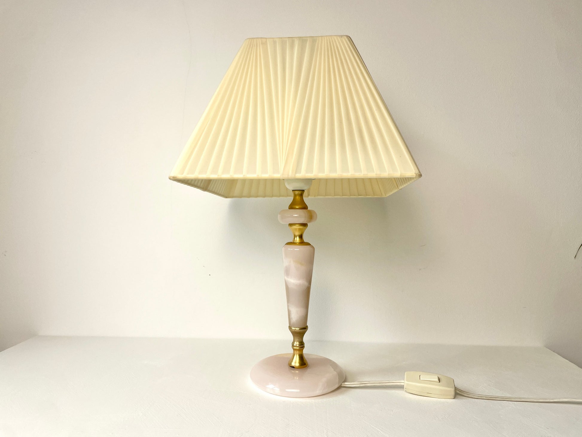 Tafellamp van roze onyx met messing details – vintage jaren 60 lamp bij D’Antan