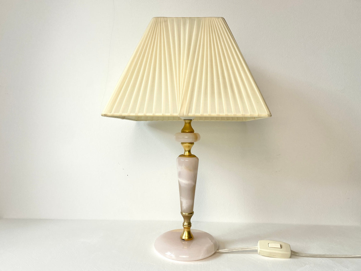 Onyx tafellamp met geplooide kap – zacht licht voor woonkamer of slaapkamer