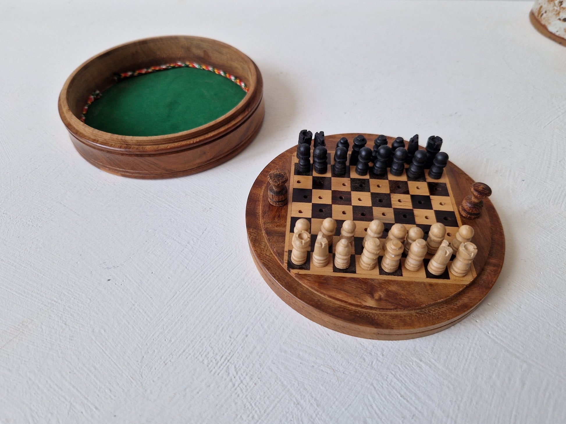 Klein vintage schaakspel met houten speelstukken