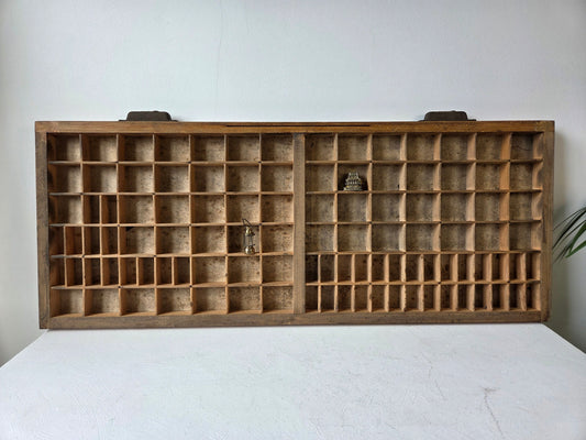 Houten drukkerijlade met metalen grepen – 105 vakjes, doorleefd hout