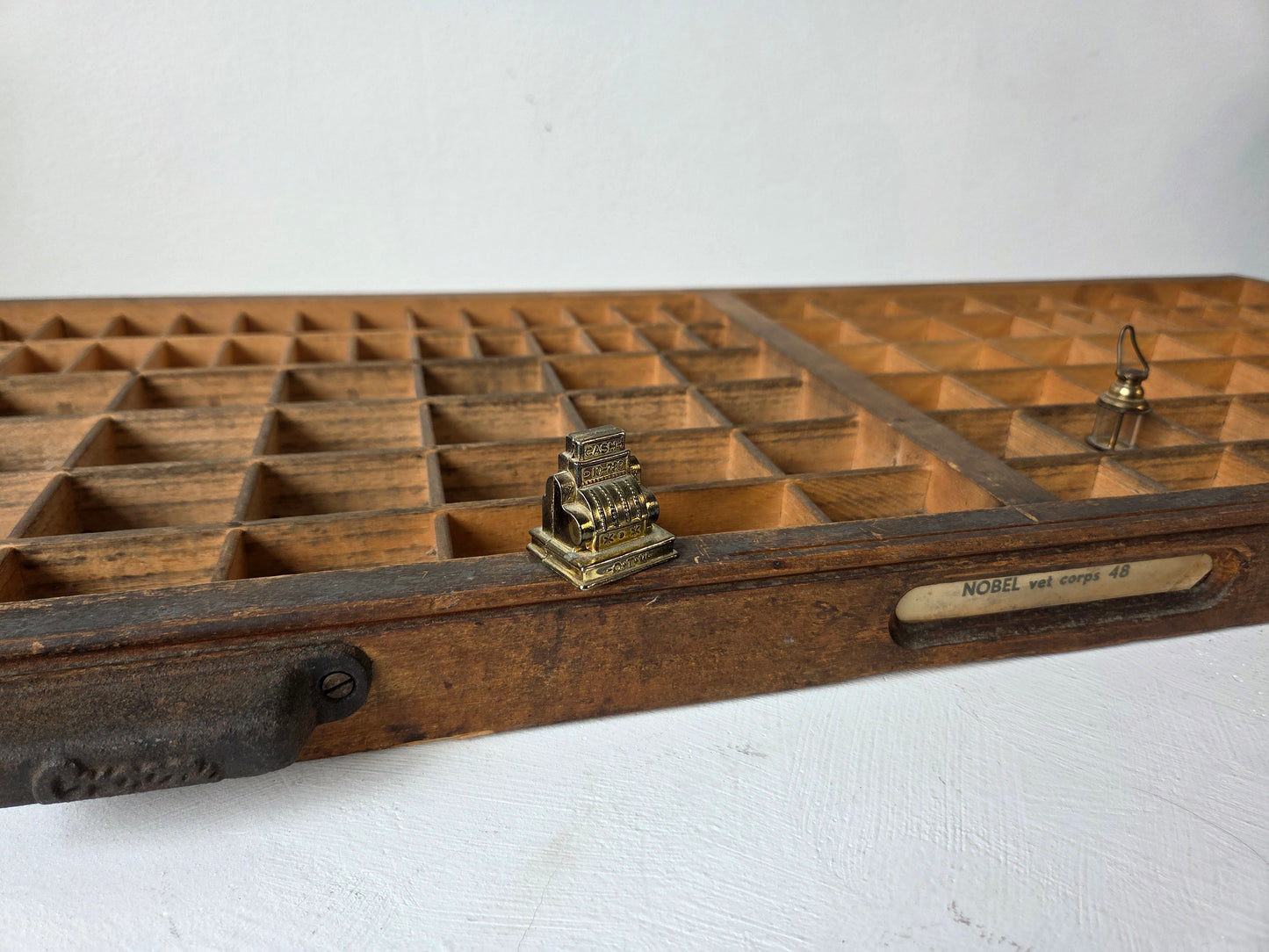 Grote letterbak met handgrepen – brocante wanddecoratie bij D’Antan.nl