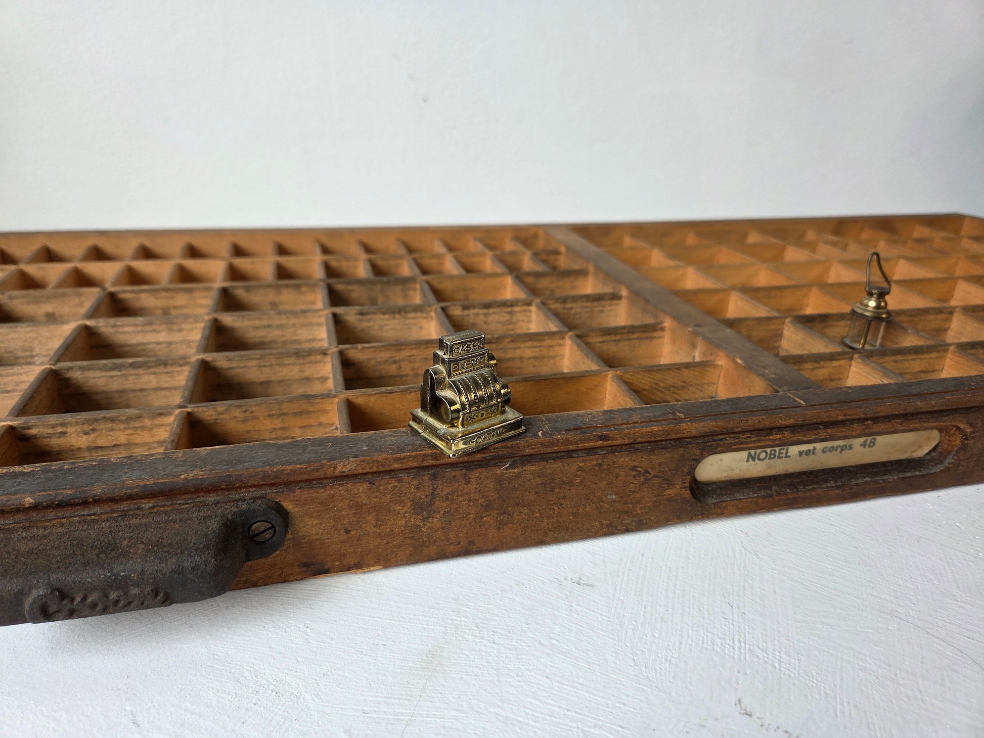 Grote letterbak met handgrepen – brocante wanddecoratie bij D’Antan.nl