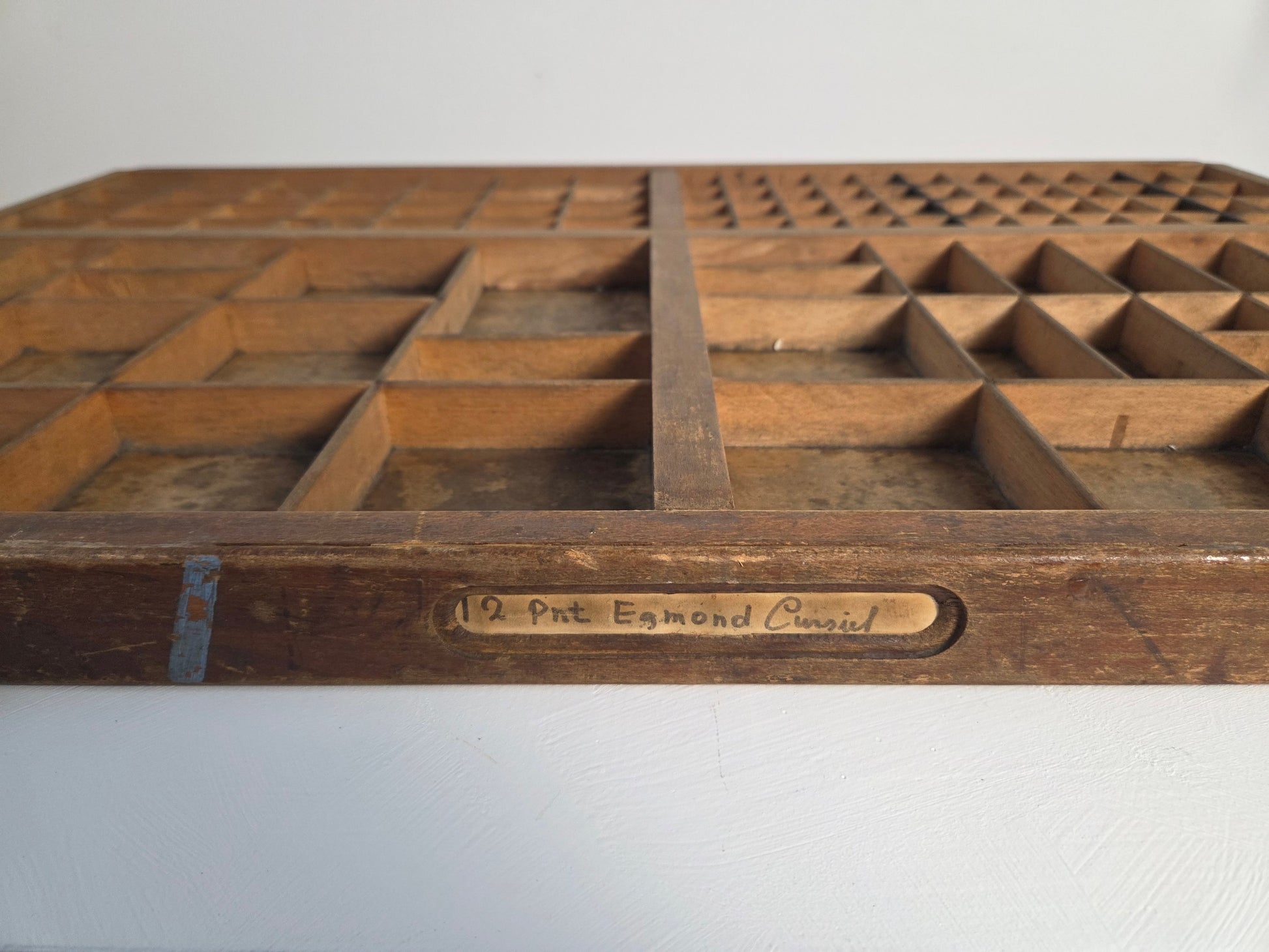 Houten drukkerijlade met patina, wanddecoratie voor kleine verzamelingen