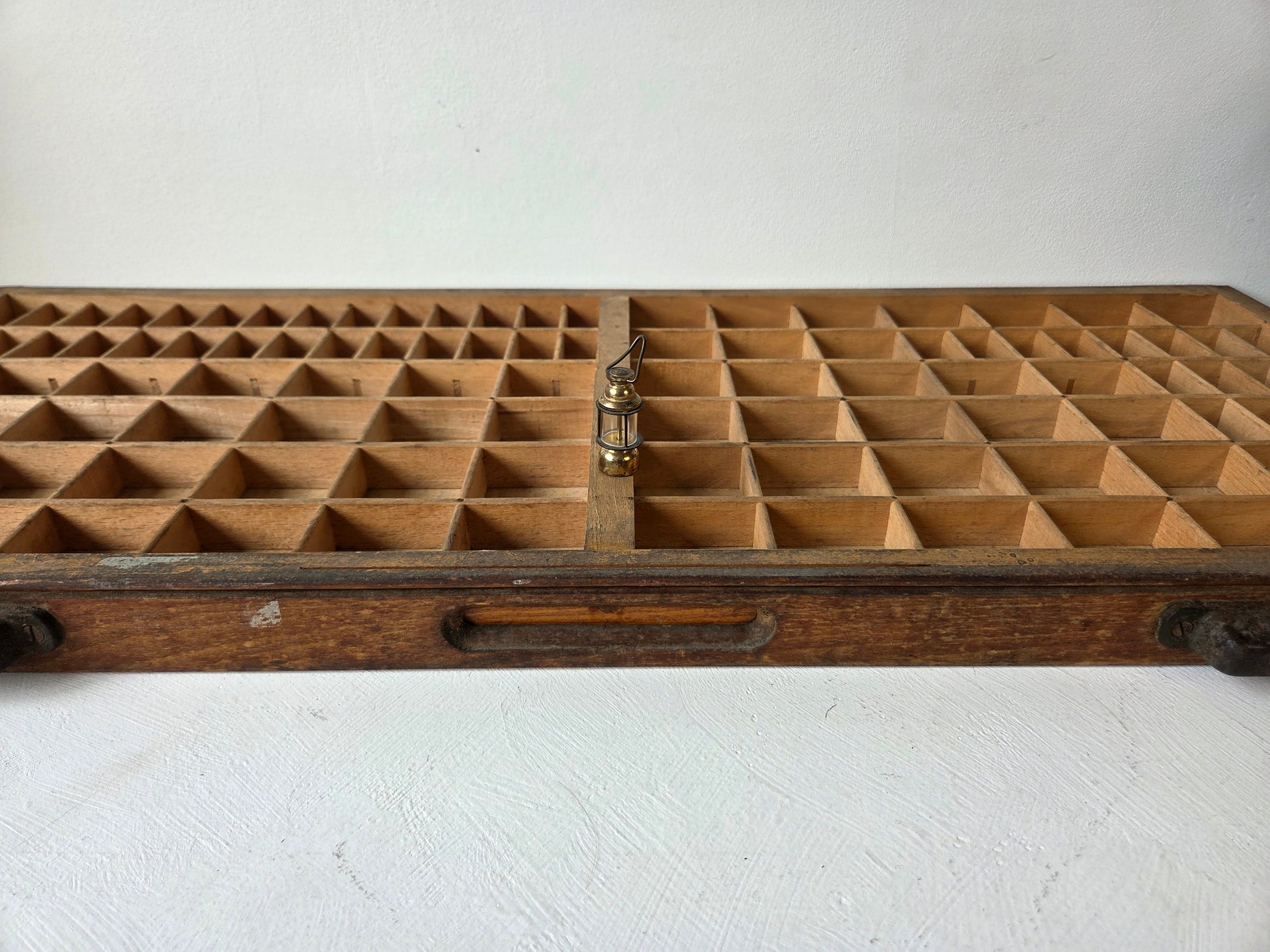 Brocante letterbak van hout – geschikt voor miniaturen of vondsten
