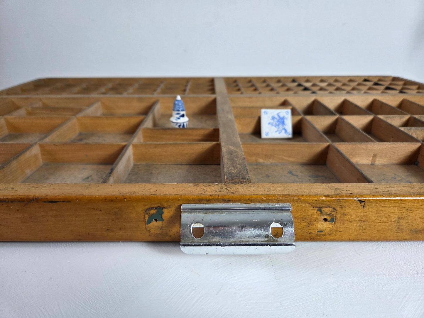 Oude druklade van hout met handgeschreven maten in enkele vakken