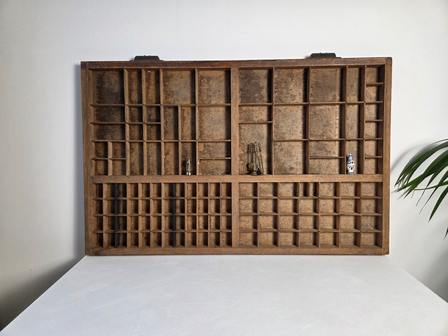 Grote houten letterbak met vakken in verschillende formaten, vintage uitstraling