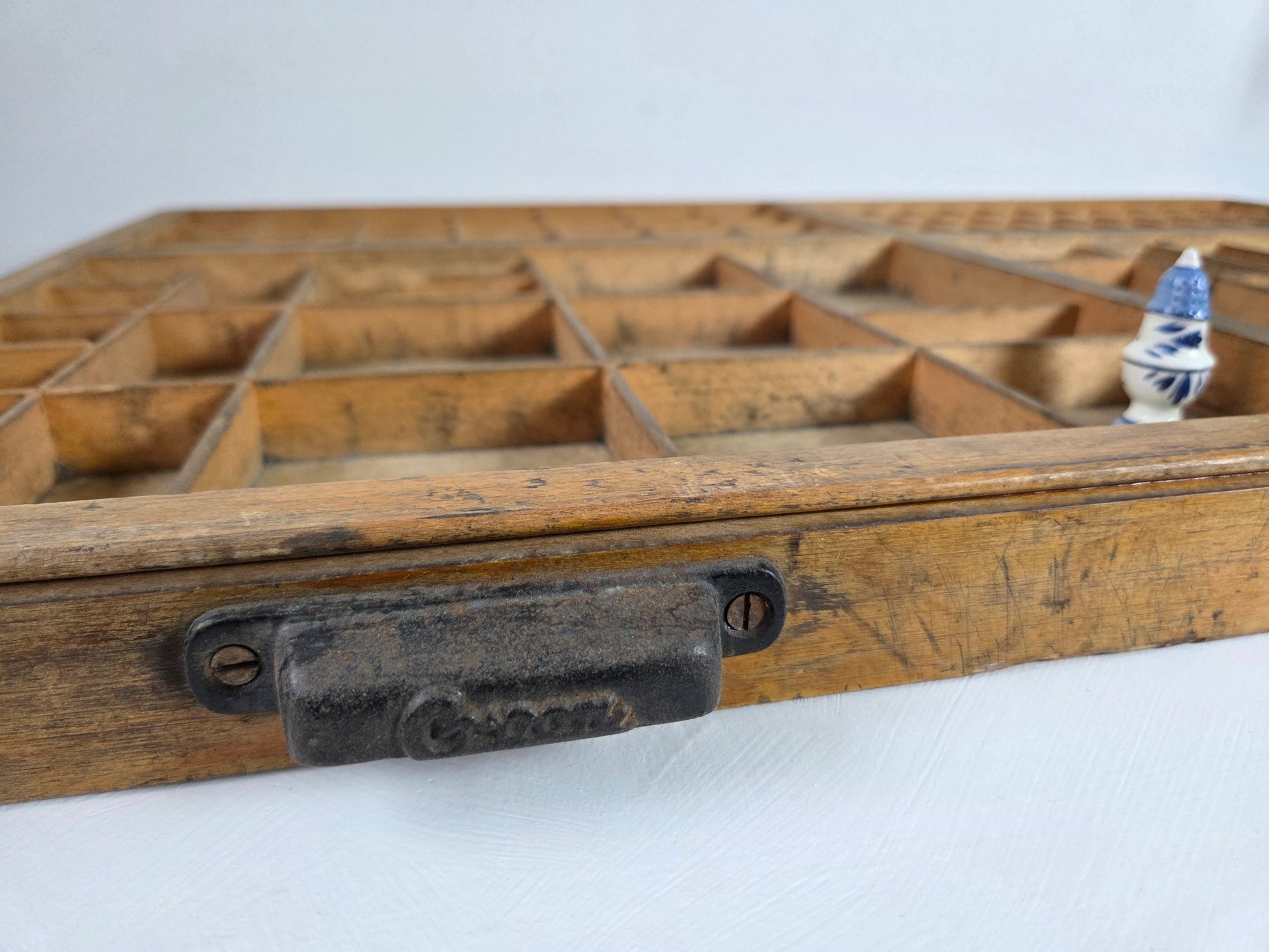 Vintage letterbak met vakken in verschillende groottes, rustieke uitstraling.