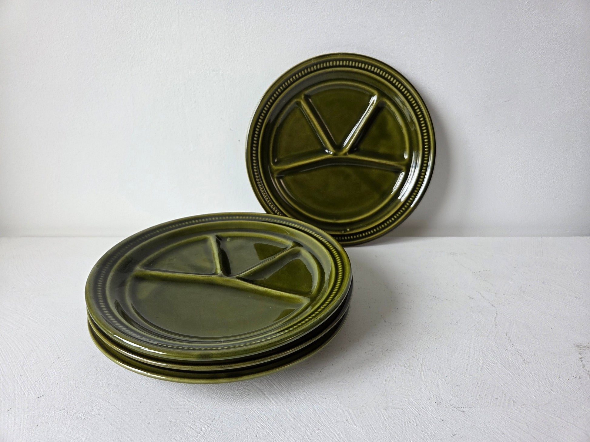 Vintage olijfgroene borden – keramiek jaren 70 stijl