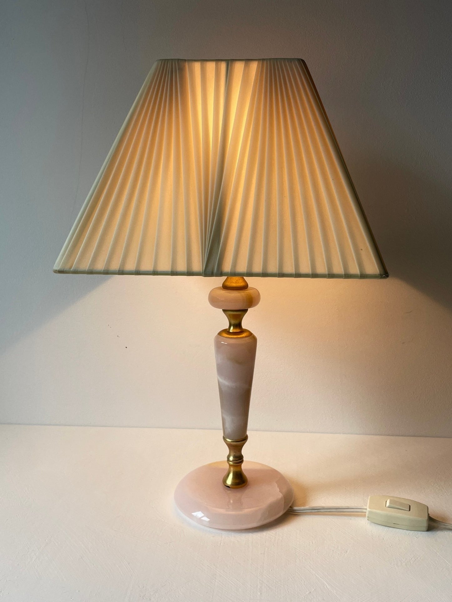 Vintage roze onyx lamp – messing details en stoffen kap D’Antan collectie