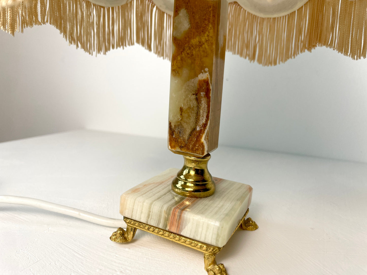Tafellamp van marmer en messing – vintage model met sierlijke franjes