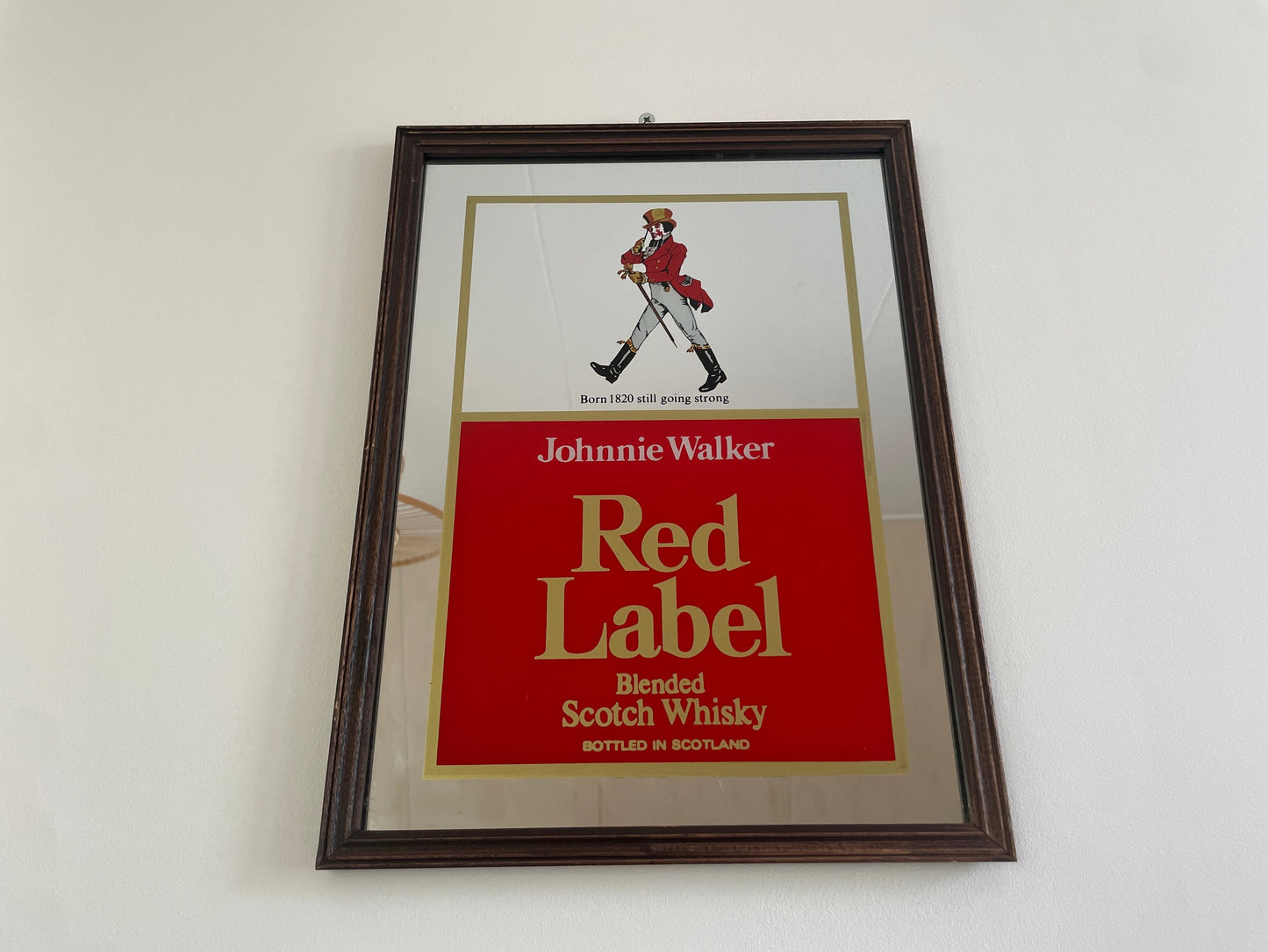 Red Label whisky spiegel met houten omlijsting