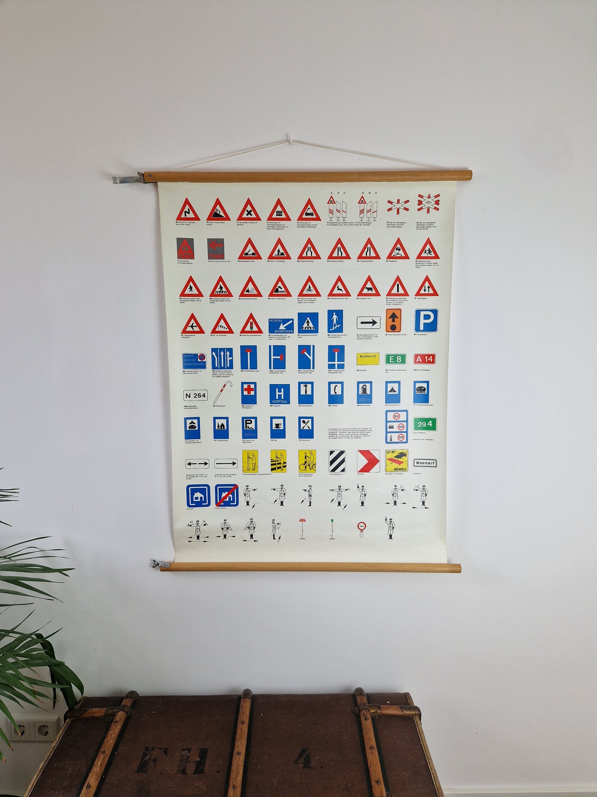 Grote schoolkaart verkeer met houten stokken