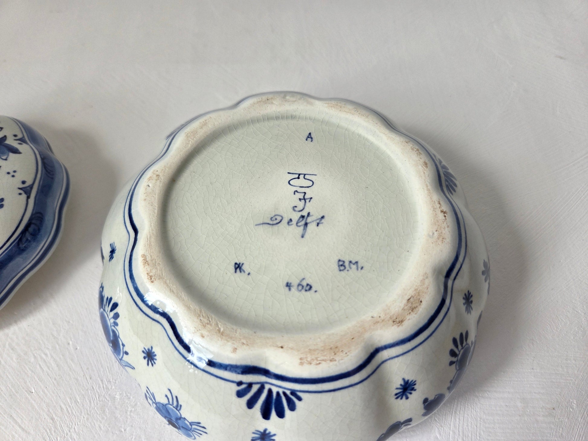 Royal Delft doosje met bloemdecor