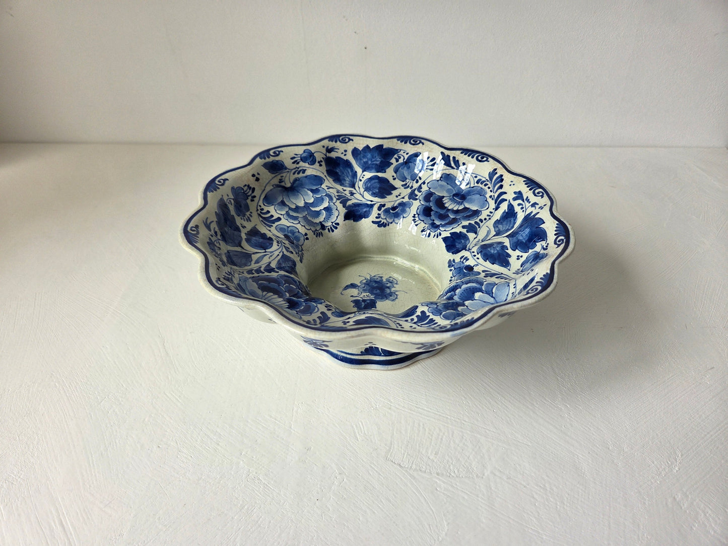 blauwe witte schaal van aardewerk