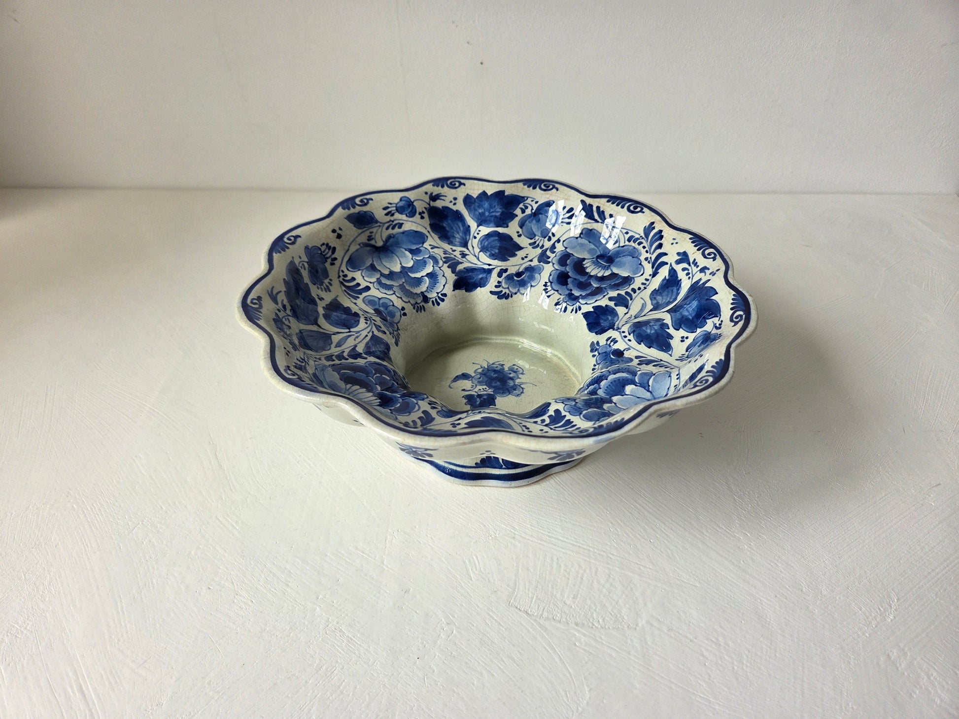 blauwe witte schaal van aardewerk