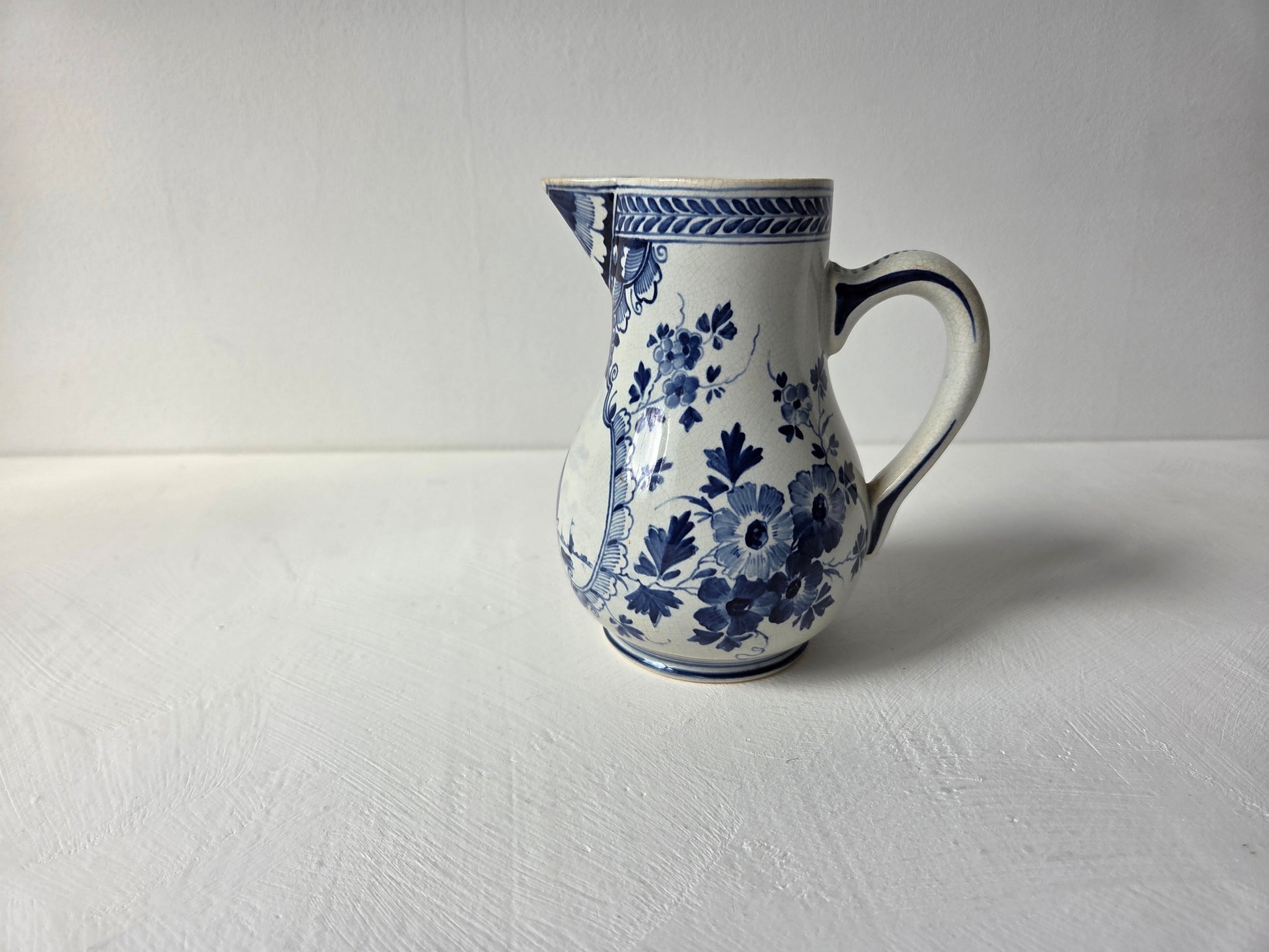 Delfts blauwe schenkkan met lichte verkleuring