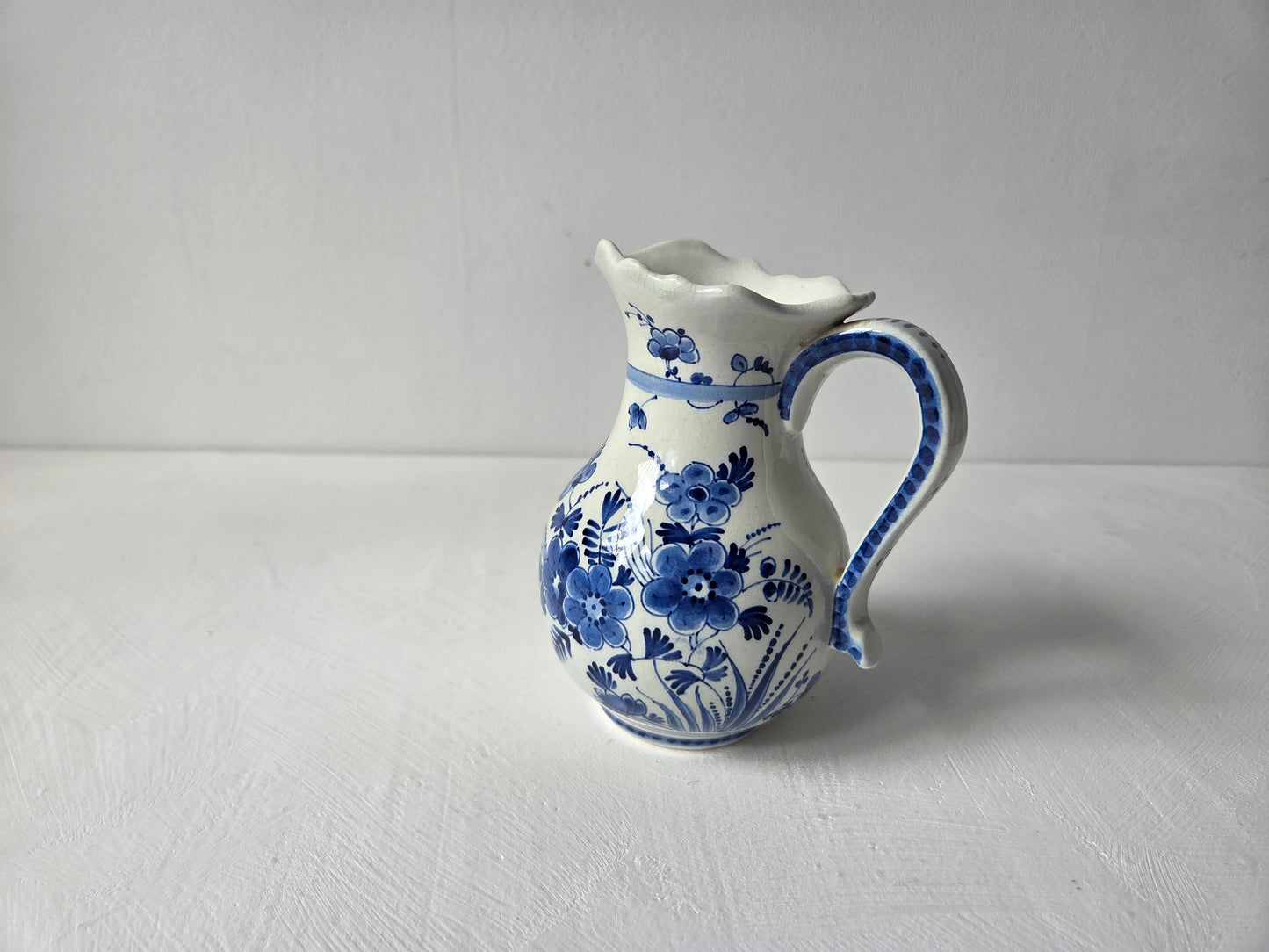 Delfts blauw kannetje met geschulpte rand