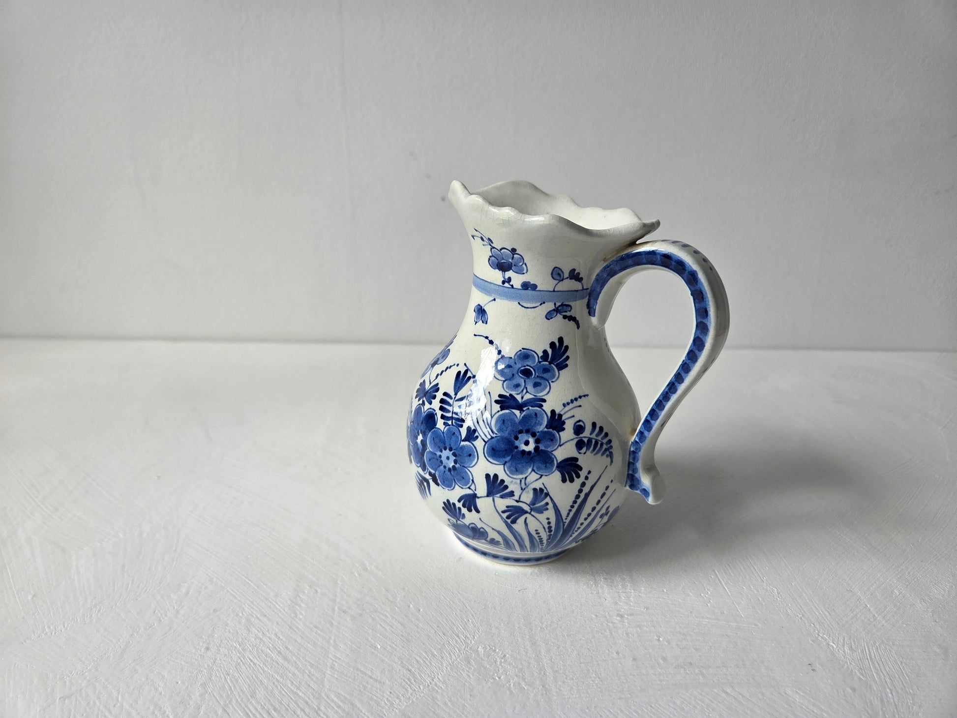 Delfts blauw kannetje met geschulpte rand