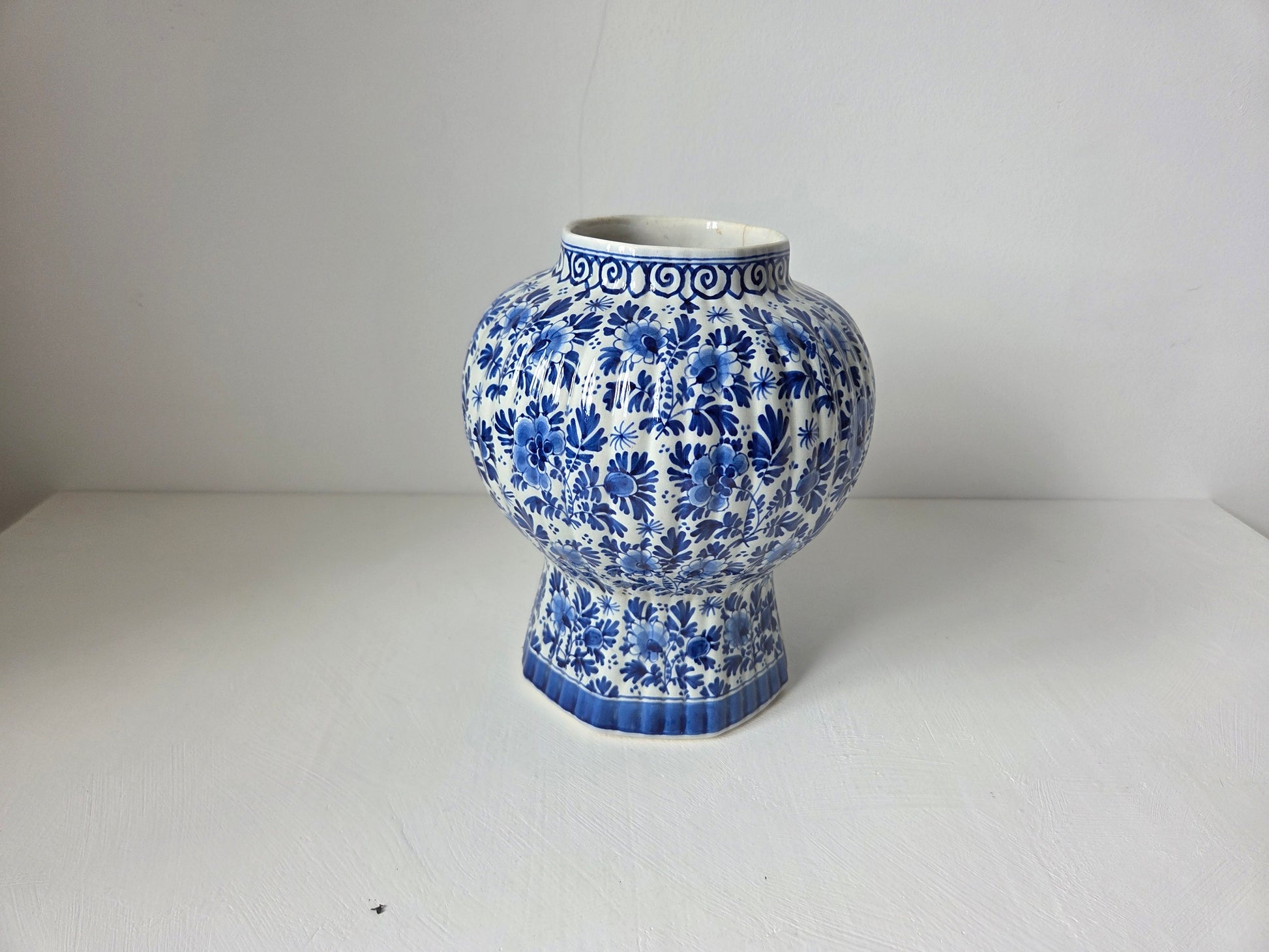 handgeschilderde vaas met blauwe bloemen