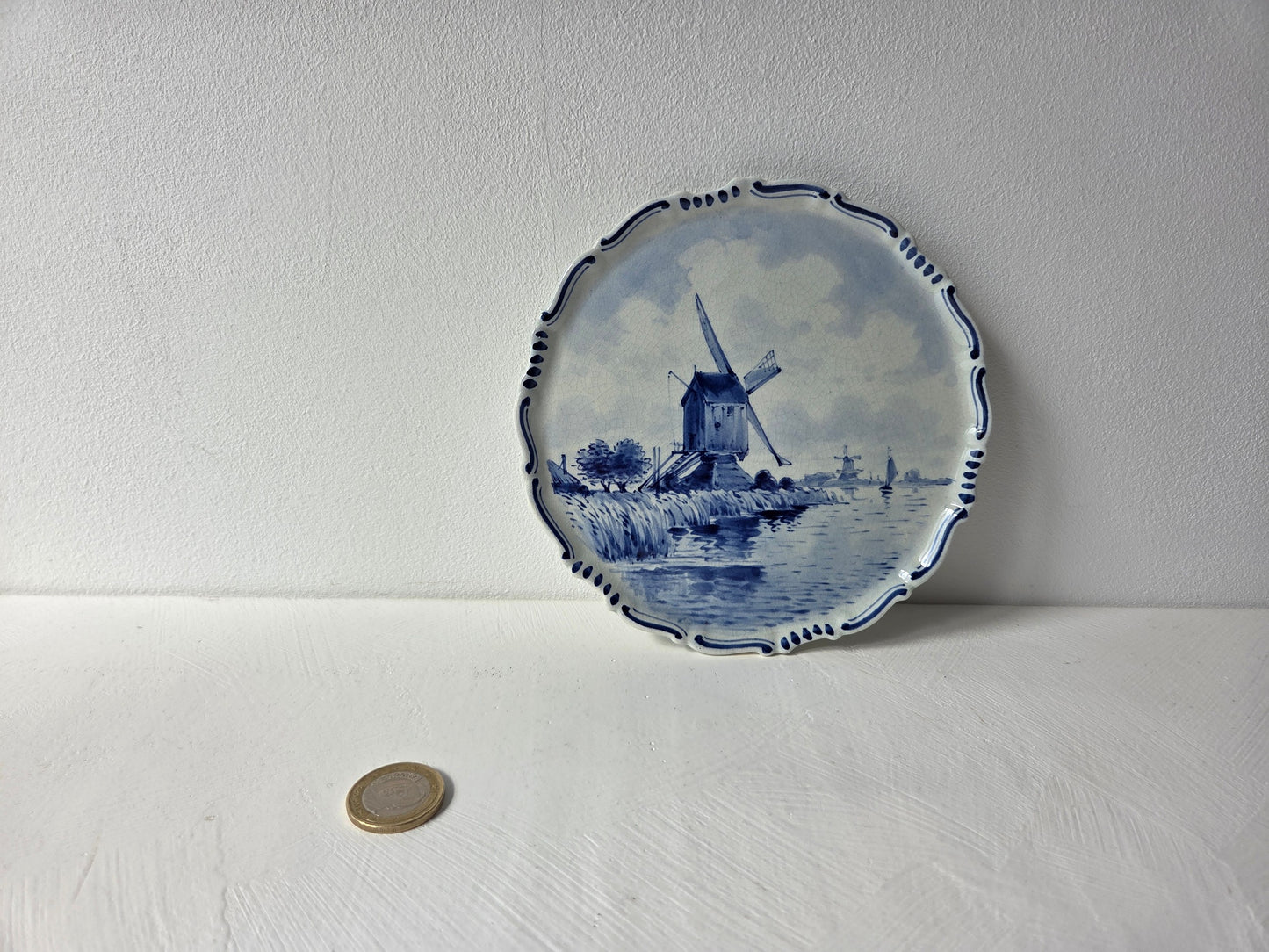 Royal Delft bordje met molenlandschap