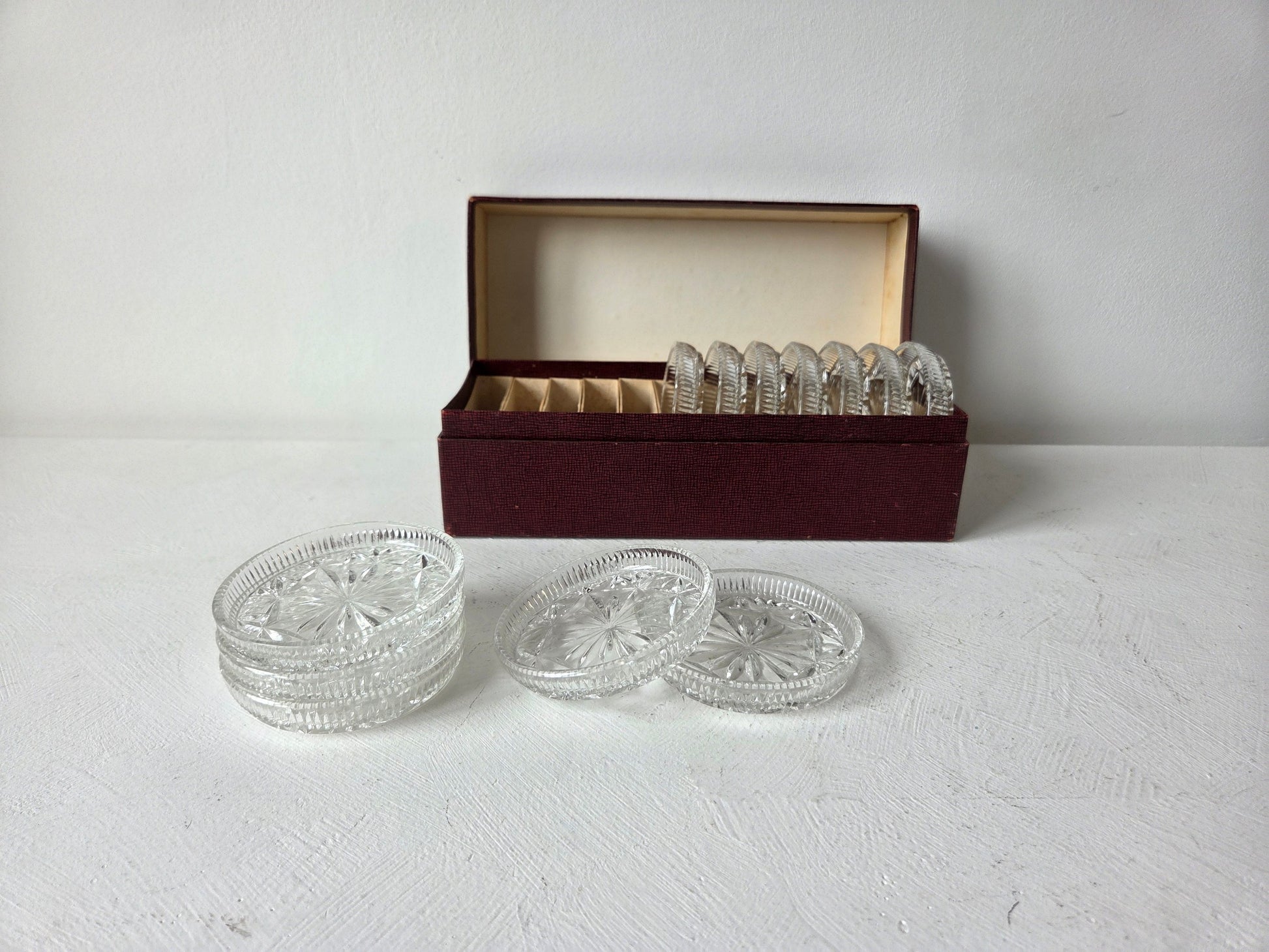 Glazen onderzetters in kartonnen doos met deksel – retro stijl bij D’Antan