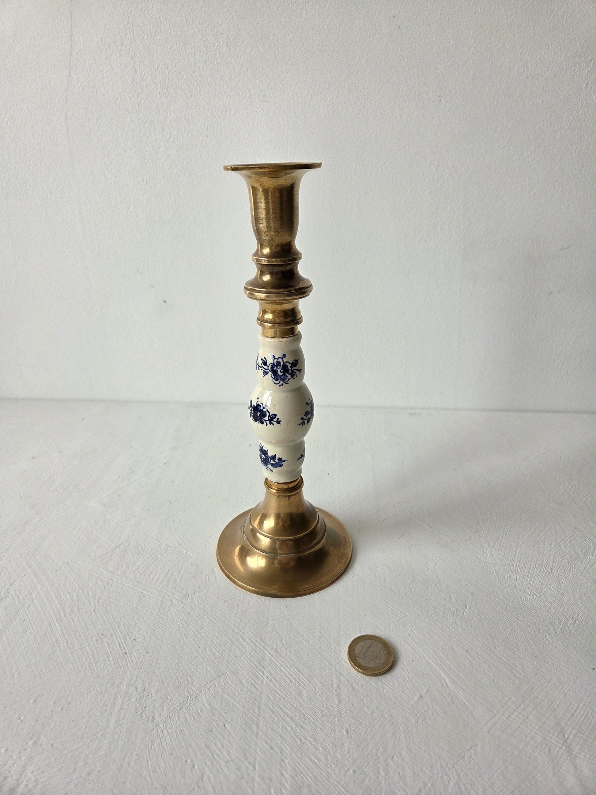 Blauw-wit aardewerk met bloemen op een messing kandelaar uit de 20e eeuw