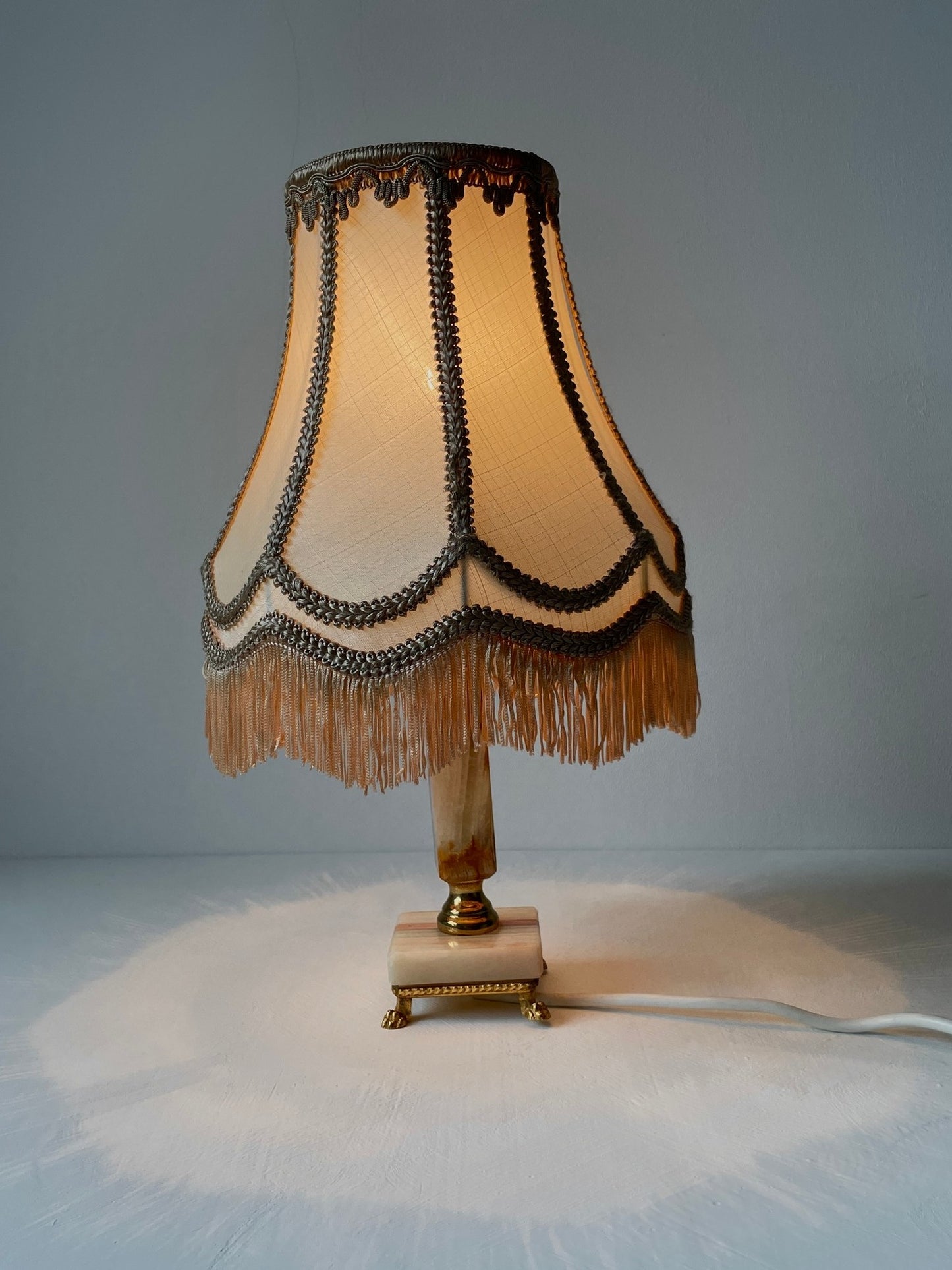 Marmeren tafellamp met franjes – sfeervolle verlichting voor woonkamer of slaapkamer