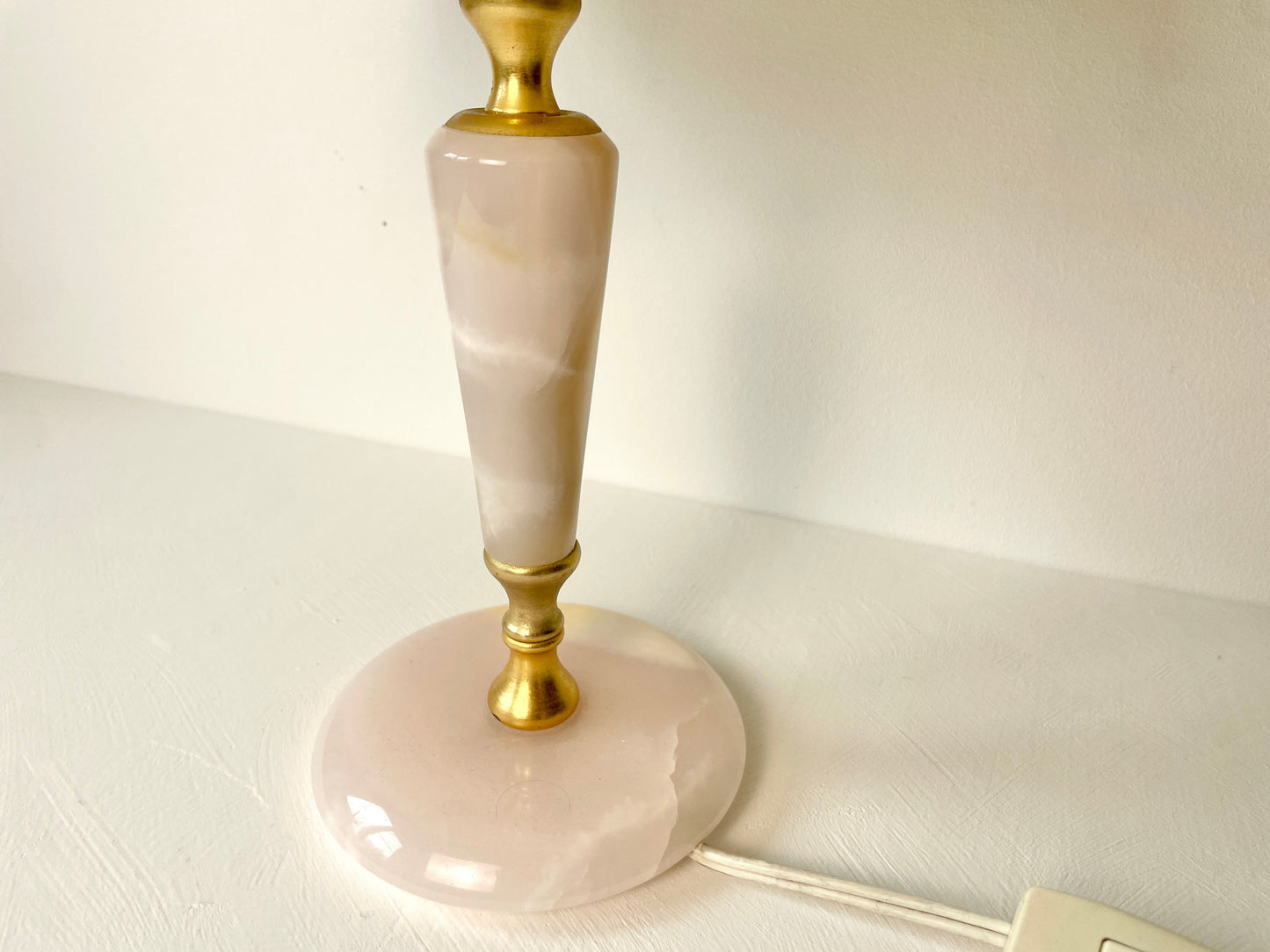 Tafellamp van onyx – ronde voet en warme uitstraling