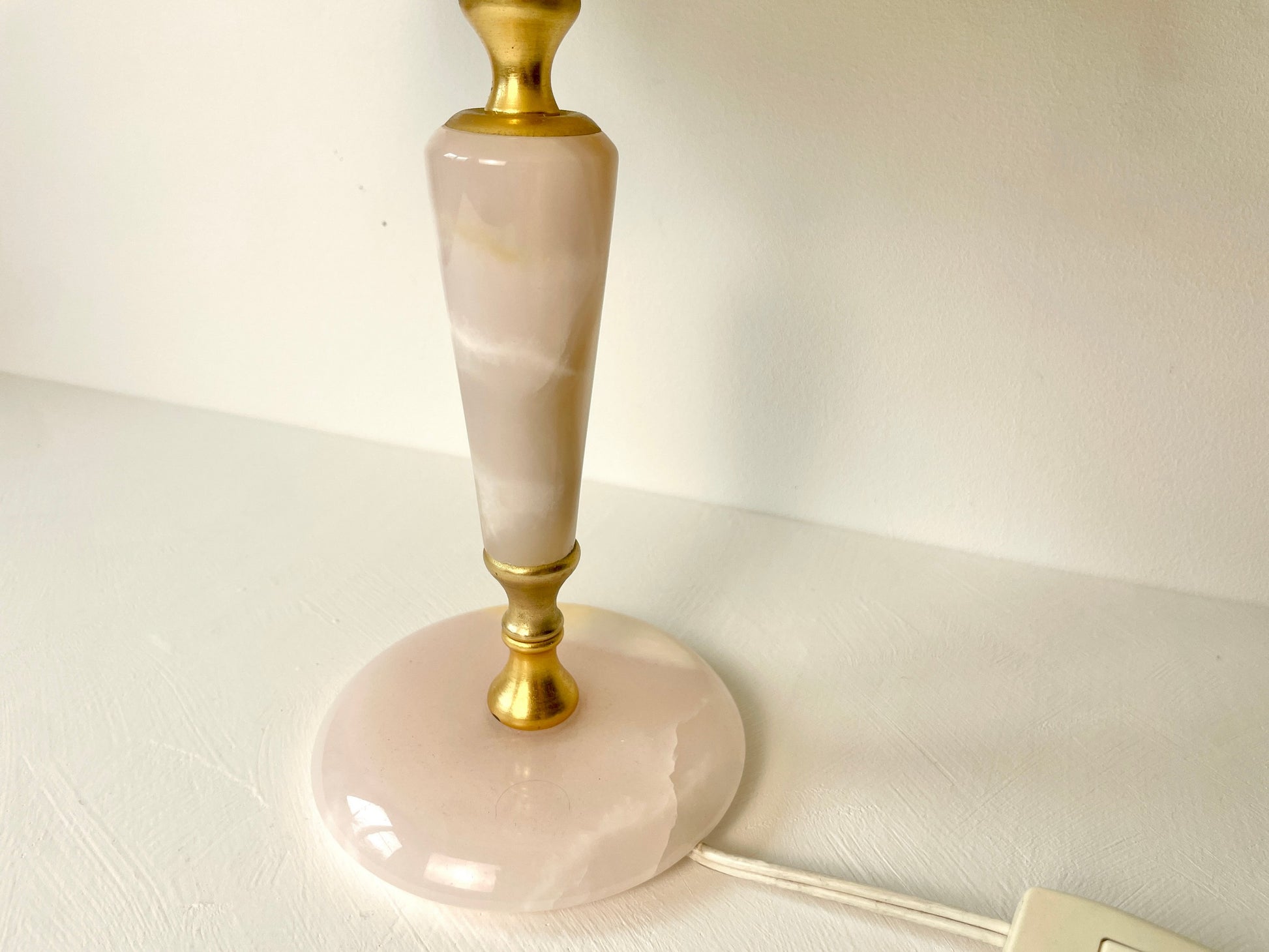 Tafellamp van onyx – ronde voet en warme uitstraling