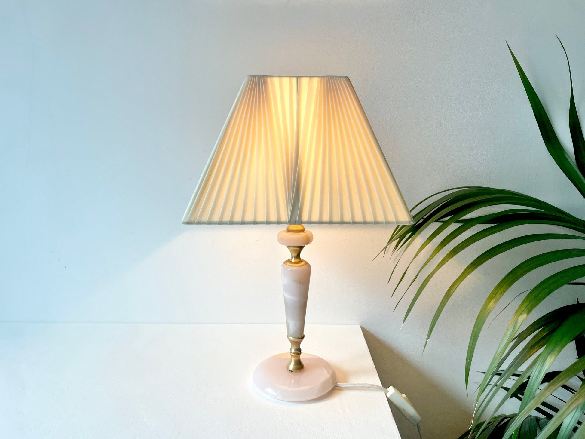 Retro tafellamp met messing accenten – roze onyx bij D’Antan.nl
