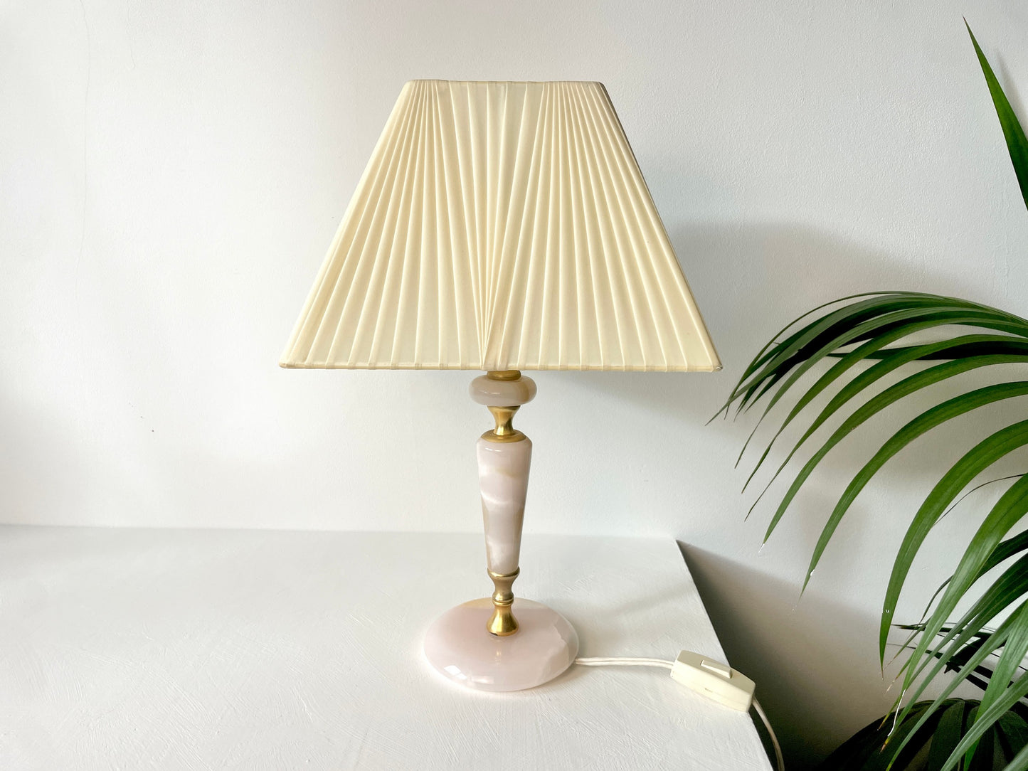 Onyx lamp met geplooide lampenkap – vintage model jaren 70
