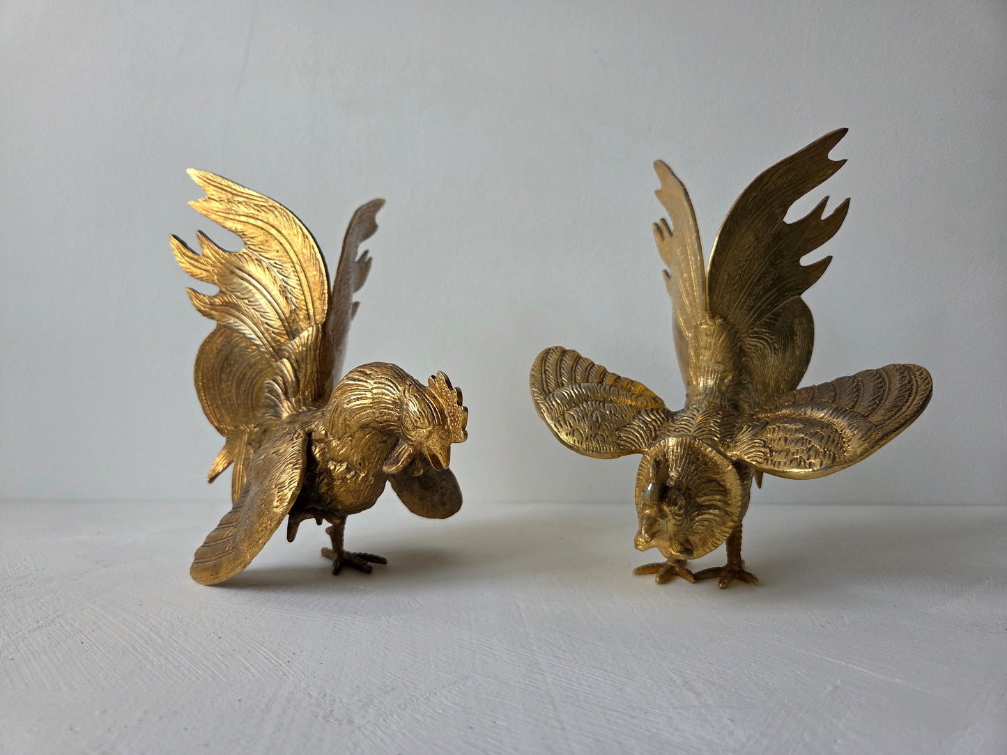 Franse metalen vechthanen met fijne gravures in het metaal