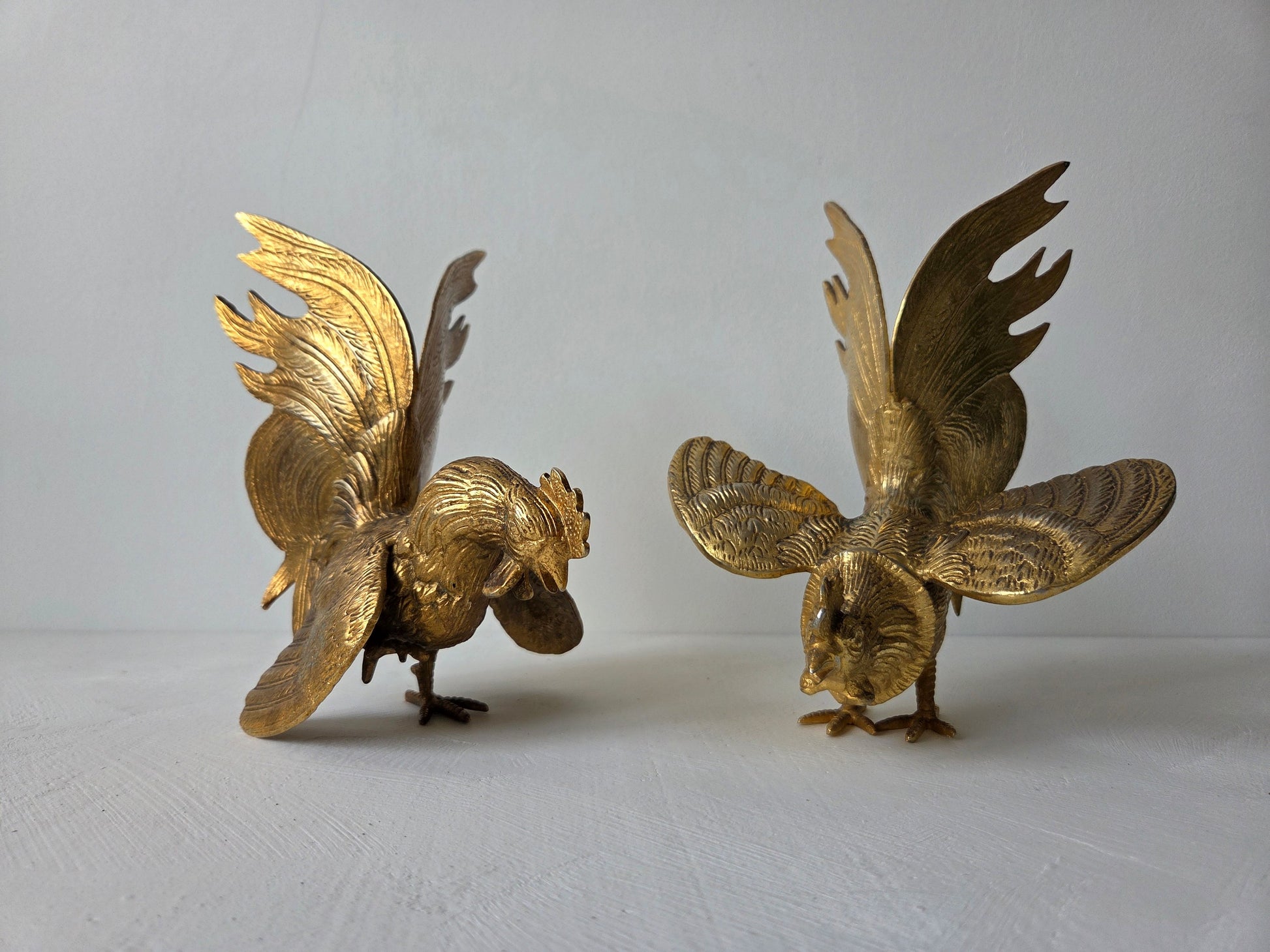 Franse metalen vechthanen met fijne gravures in het metaal