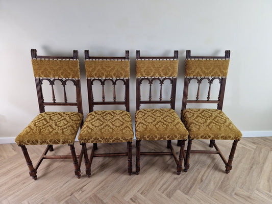 Vier antieke eetkamerstoelen