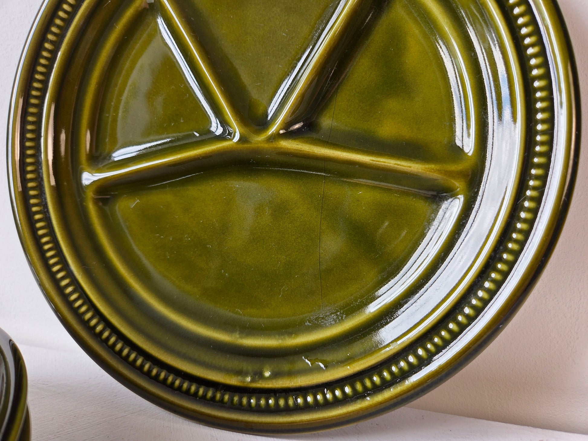 Keramiek servies met olijfgroene glans – retro borden D’Antan collectie
