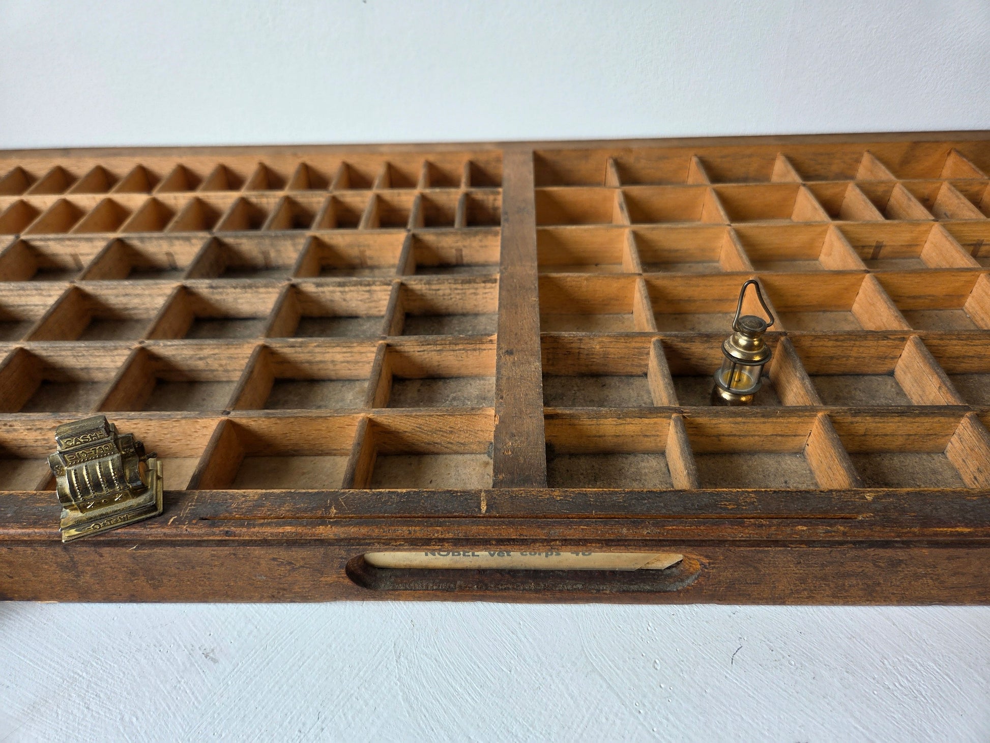 Vintage houten letterbak – ideaal voor het tonen van miniaturen of verzamelobjecten