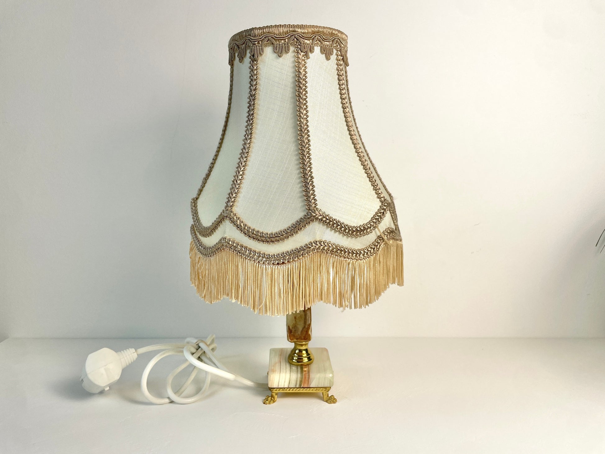 Tafellamp met marmeren voet – warme verlichting in klassieke stijl