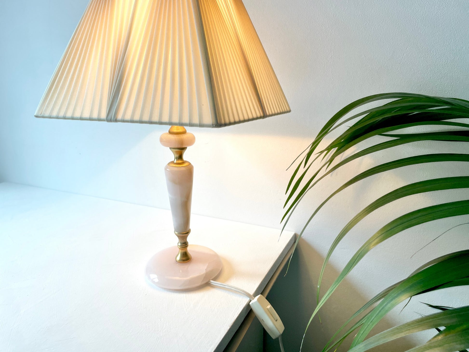 Tafellamp van natuursteen – roze onyx met messing details