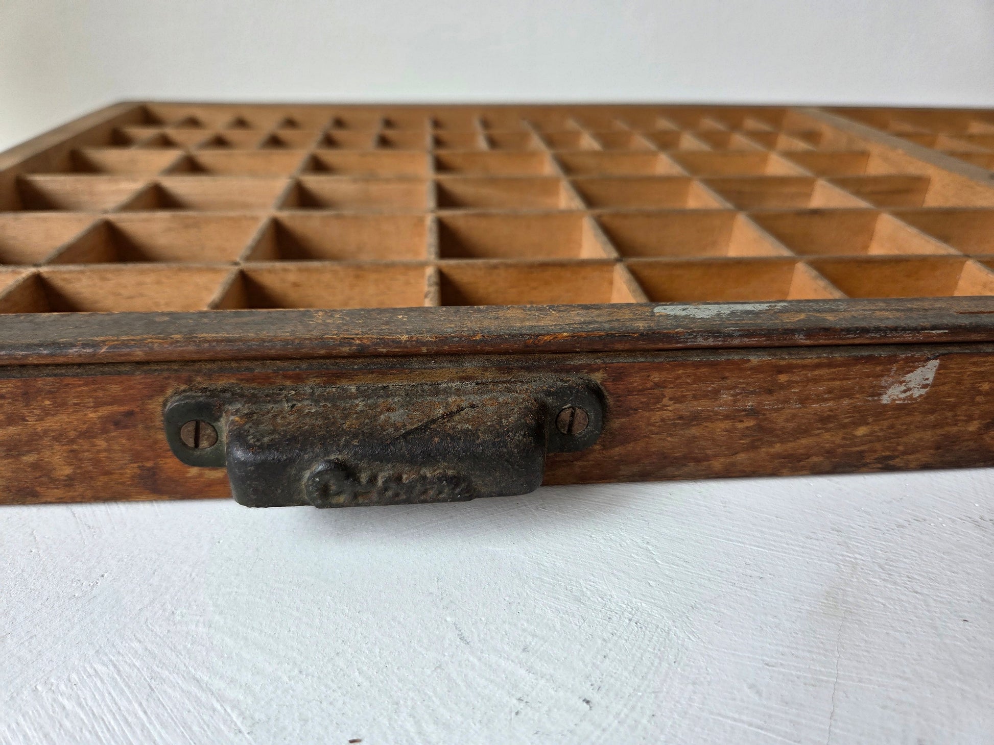 Houten letterbak met 105 vakjes – drukkerijlade met metalen grepen