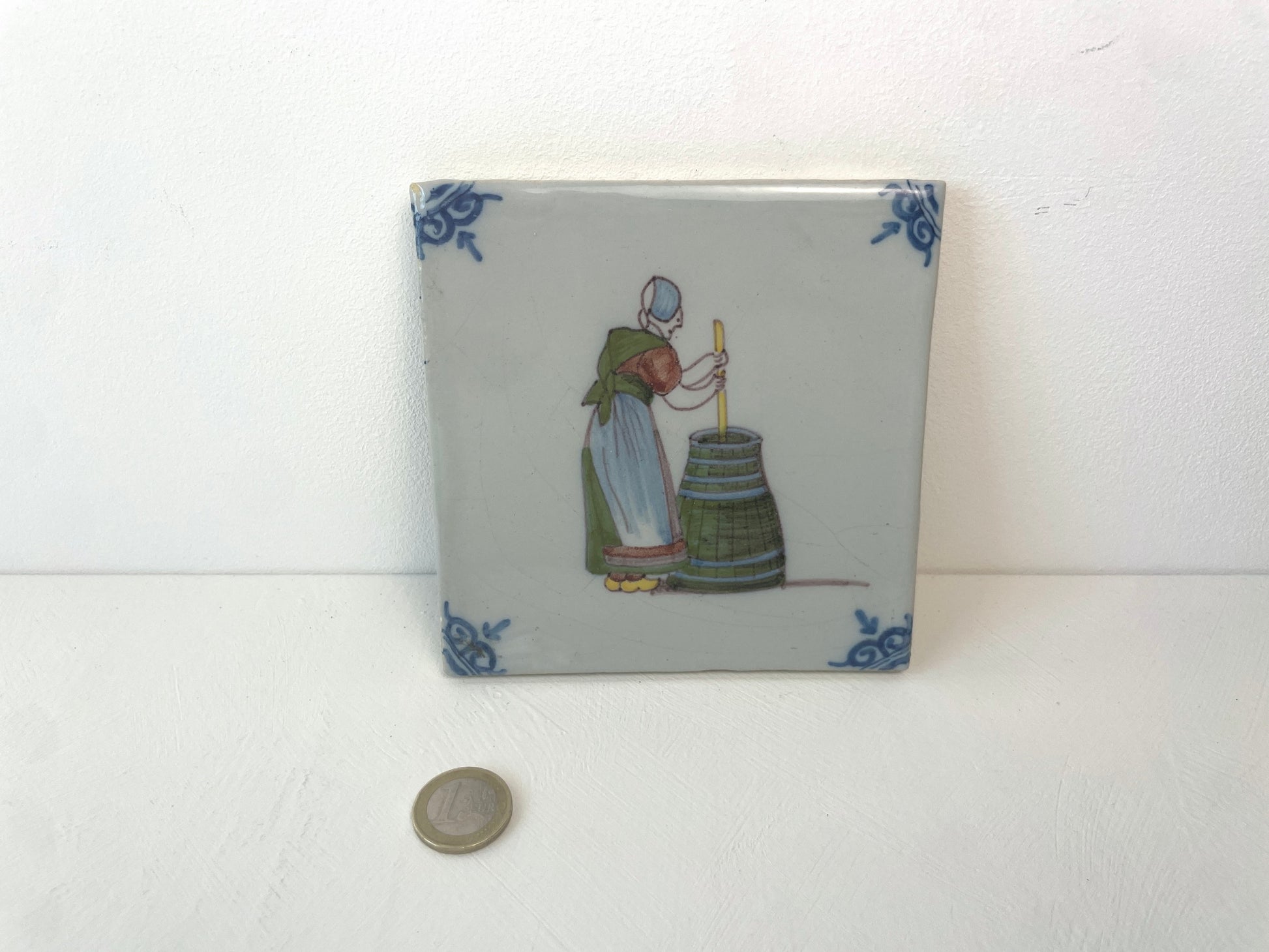 Nederlandse tegel, met de hand gemaakt door Makkum Tichelaar.