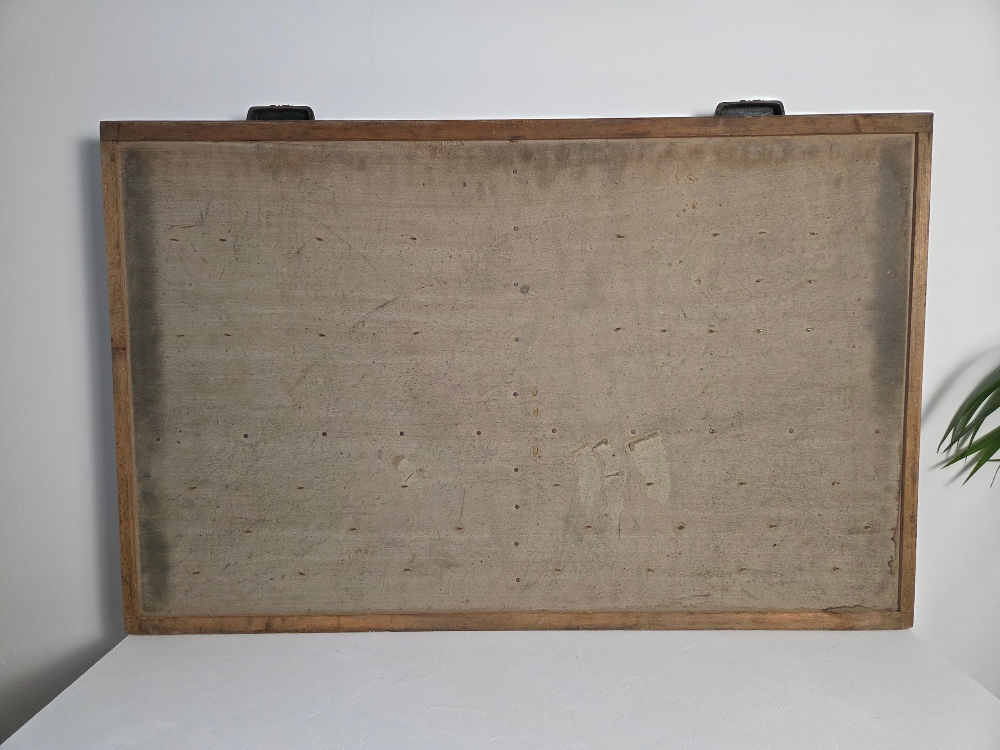 Oude houten lade met handvatten, gebruikt als decoratief wandrek